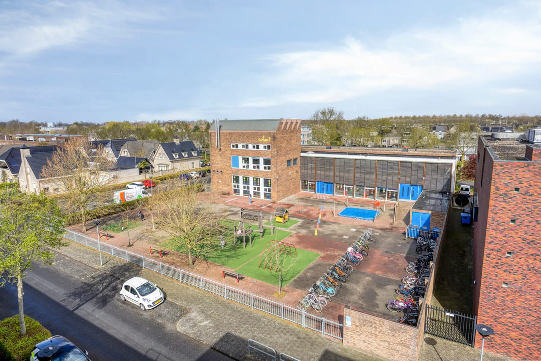 Spacious top floor apartment with parking in Breda's Haagse Beemden — 46