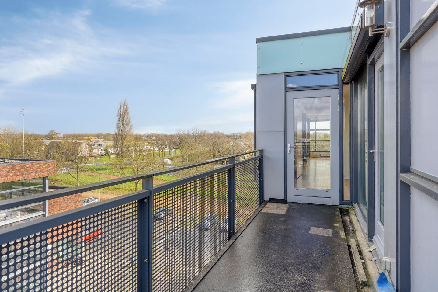 Spacious top floor apartment with parking in Breda's Haagse Beemden — 44