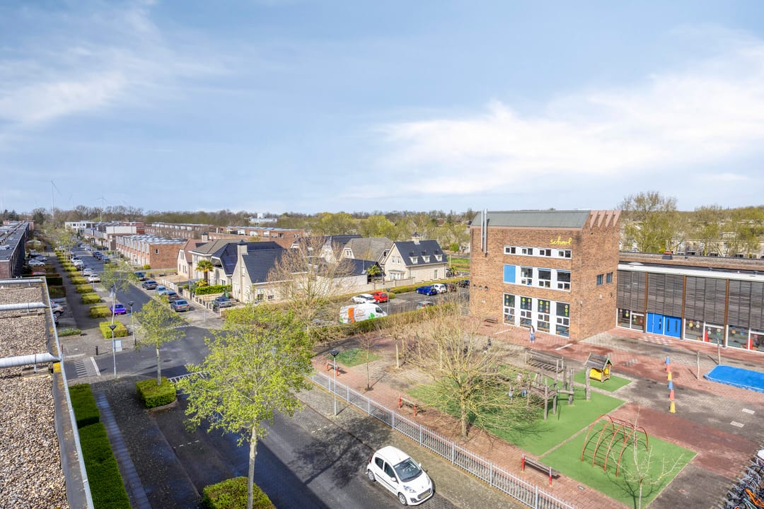 Spacious top floor apartment with parking in Breda's Haagse Beemden — 47