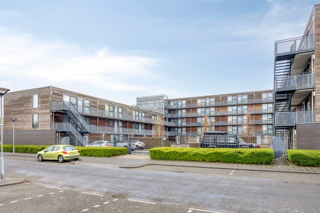 Spacious top floor apartment with parking in Breda's Haagse Beemden — 58