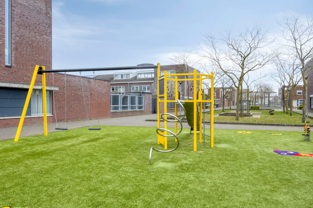 Spacious top floor apartment with parking in Breda's Haagse Beemden — 67