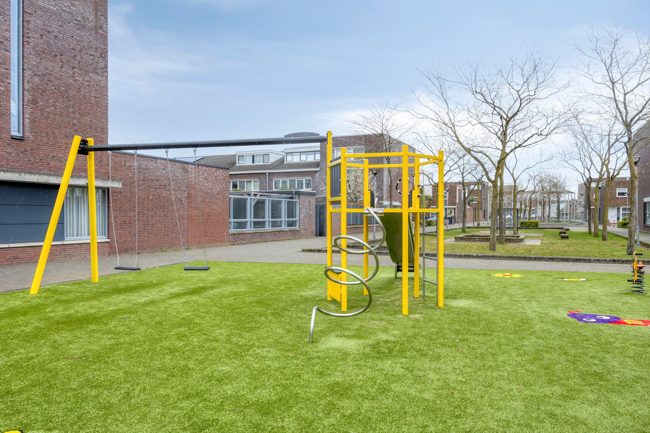 Spacious top floor apartment with parking in Breda's Haagse Beemden — 63