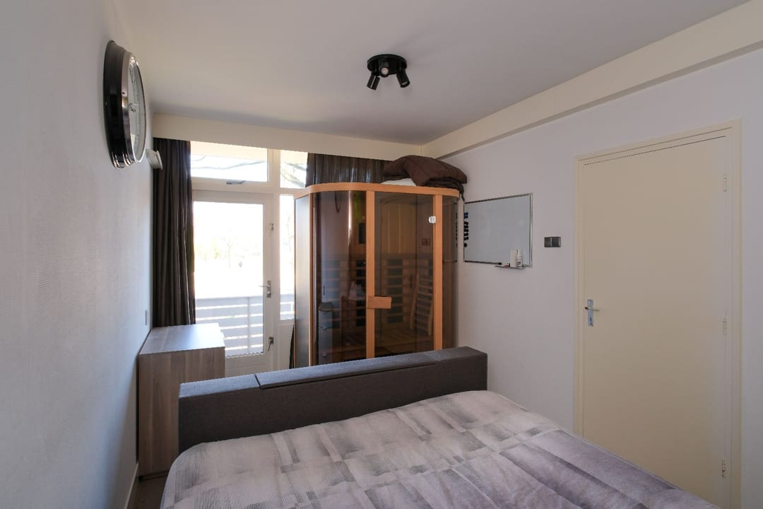 Modern apartment near city center with balcony and storage — 11
