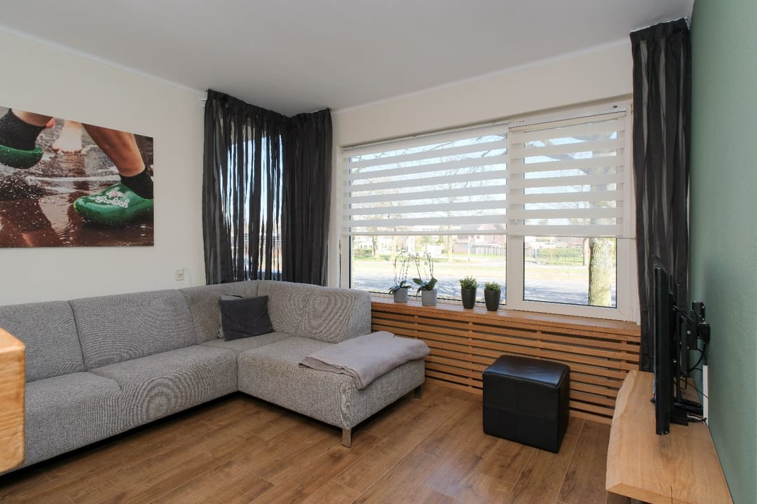 Modern apartment near city center with balcony and storage — 7
