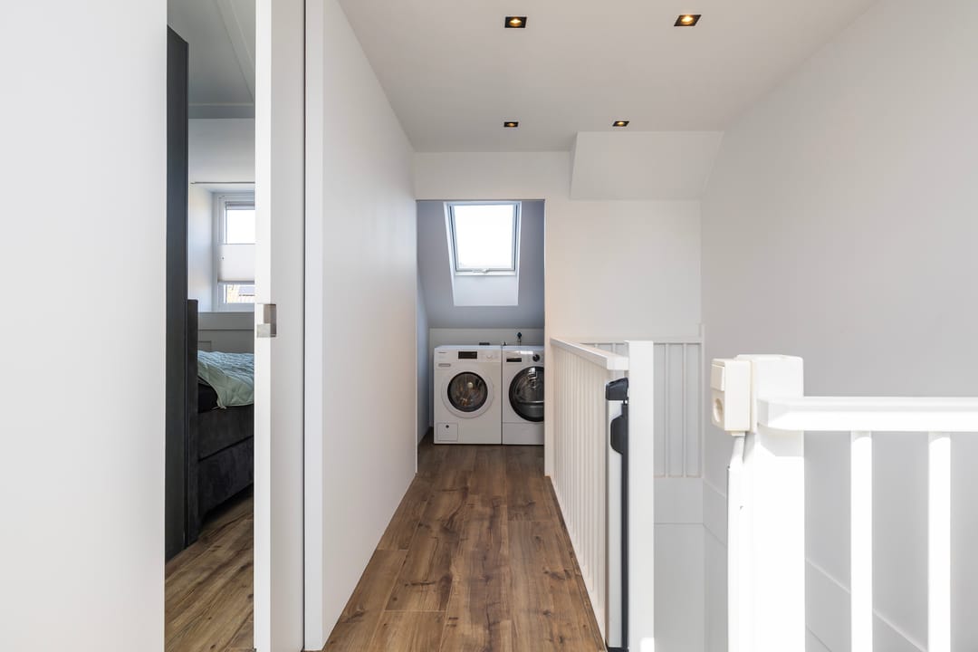 Modern corner house with 4 bedrooms and private parking in Vermeerkwartier — 31