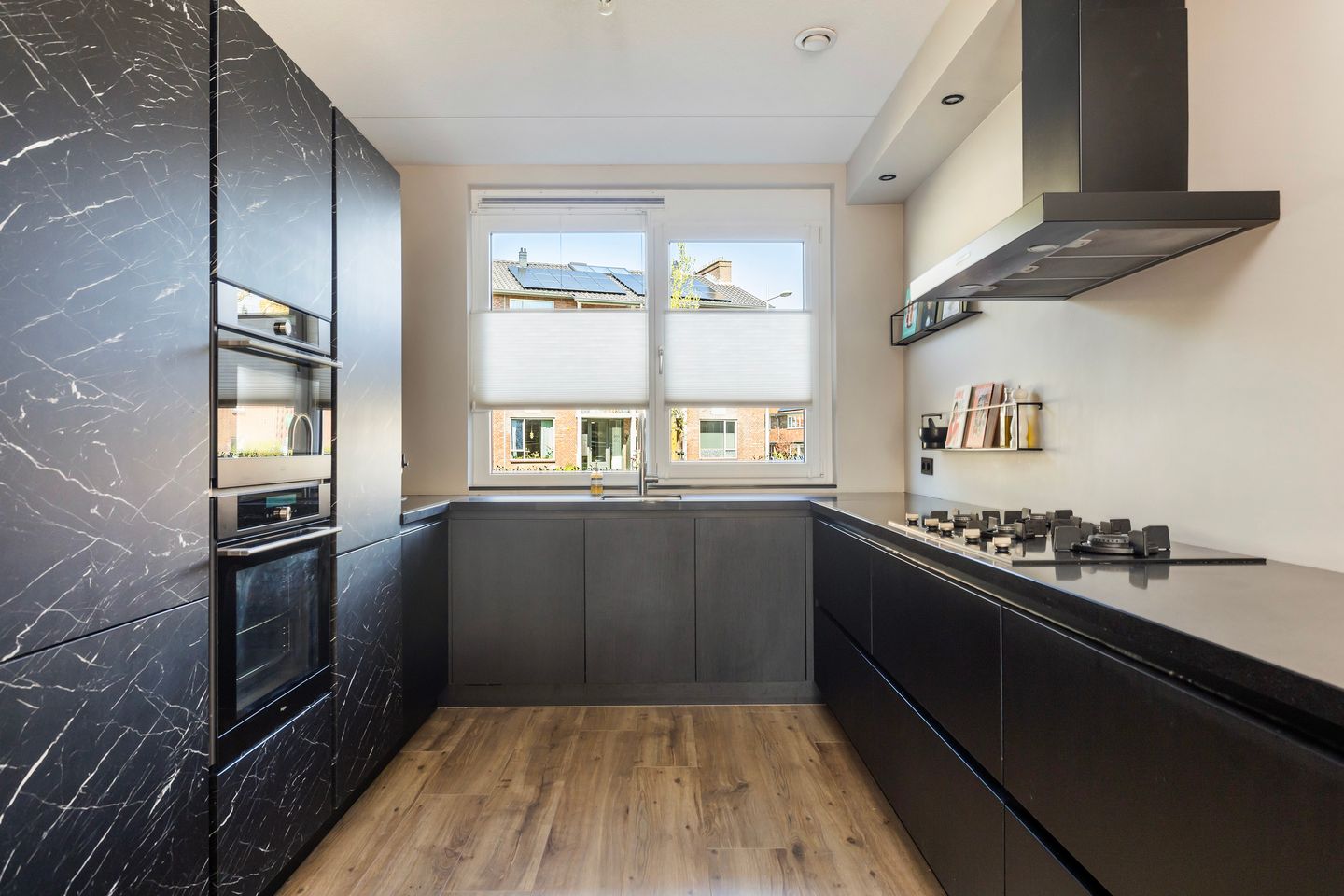 Modern corner house with 4 bedrooms and private parking in Vermeerkwartier — 14