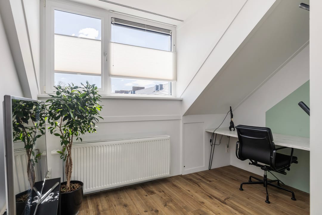 Modern corner house with 4 bedrooms and private parking in Vermeerkwartier — 32