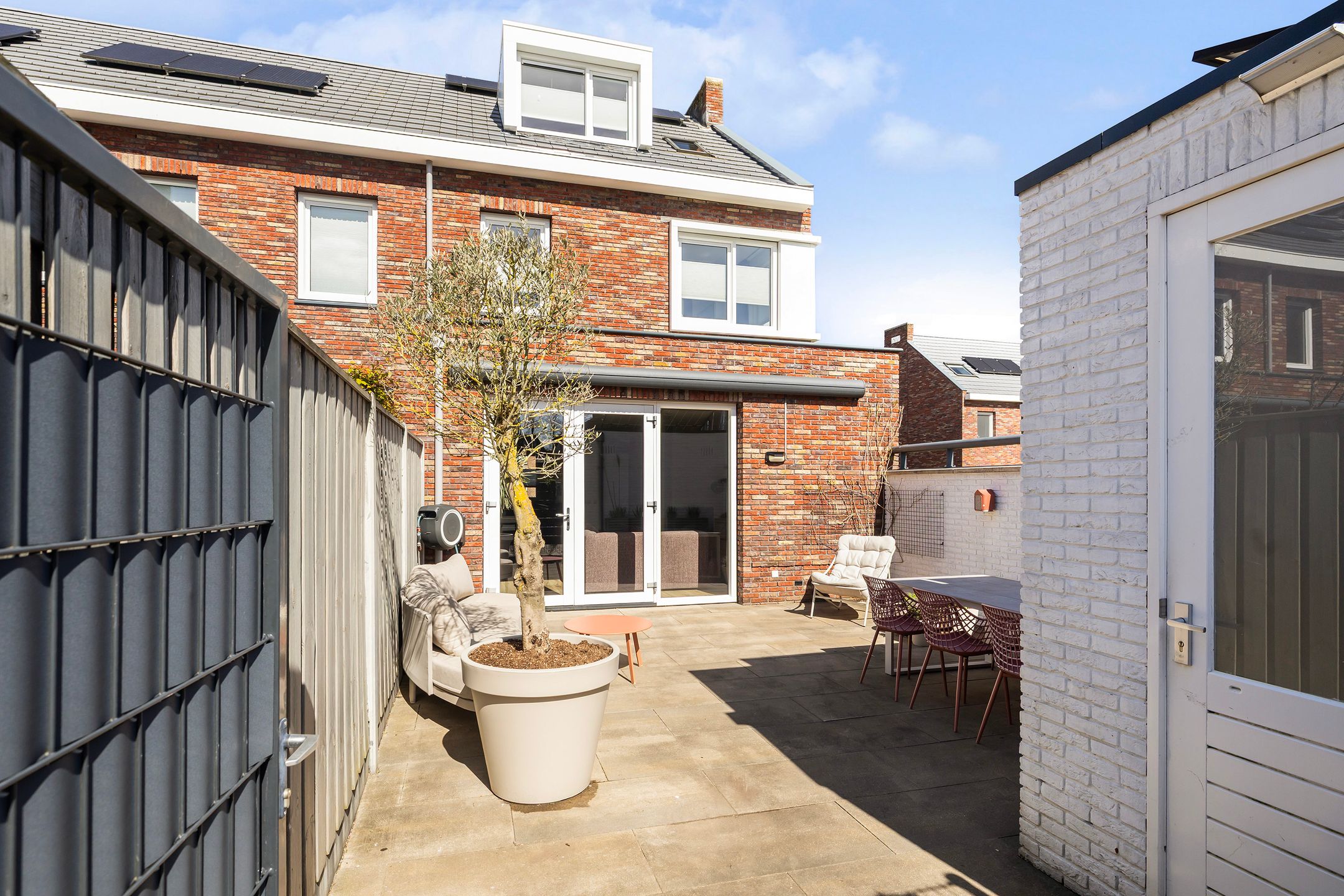 Modern corner house with 4 bedrooms and private parking in Vermeerkwartier — 18