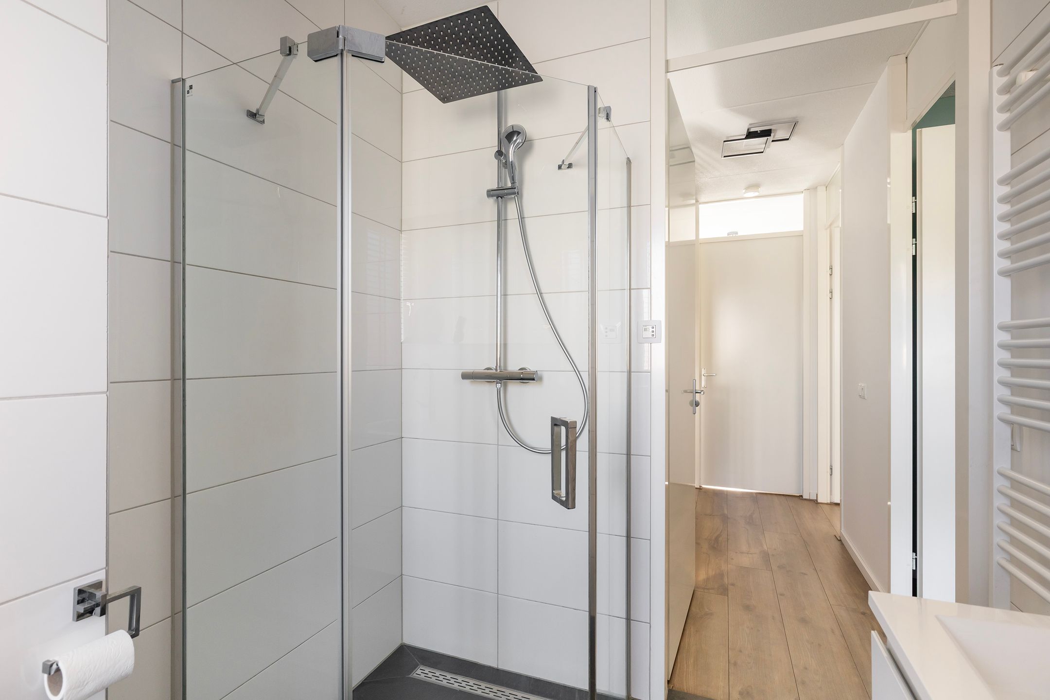 Modern corner house with 4 bedrooms and private parking in Vermeerkwartier — 30