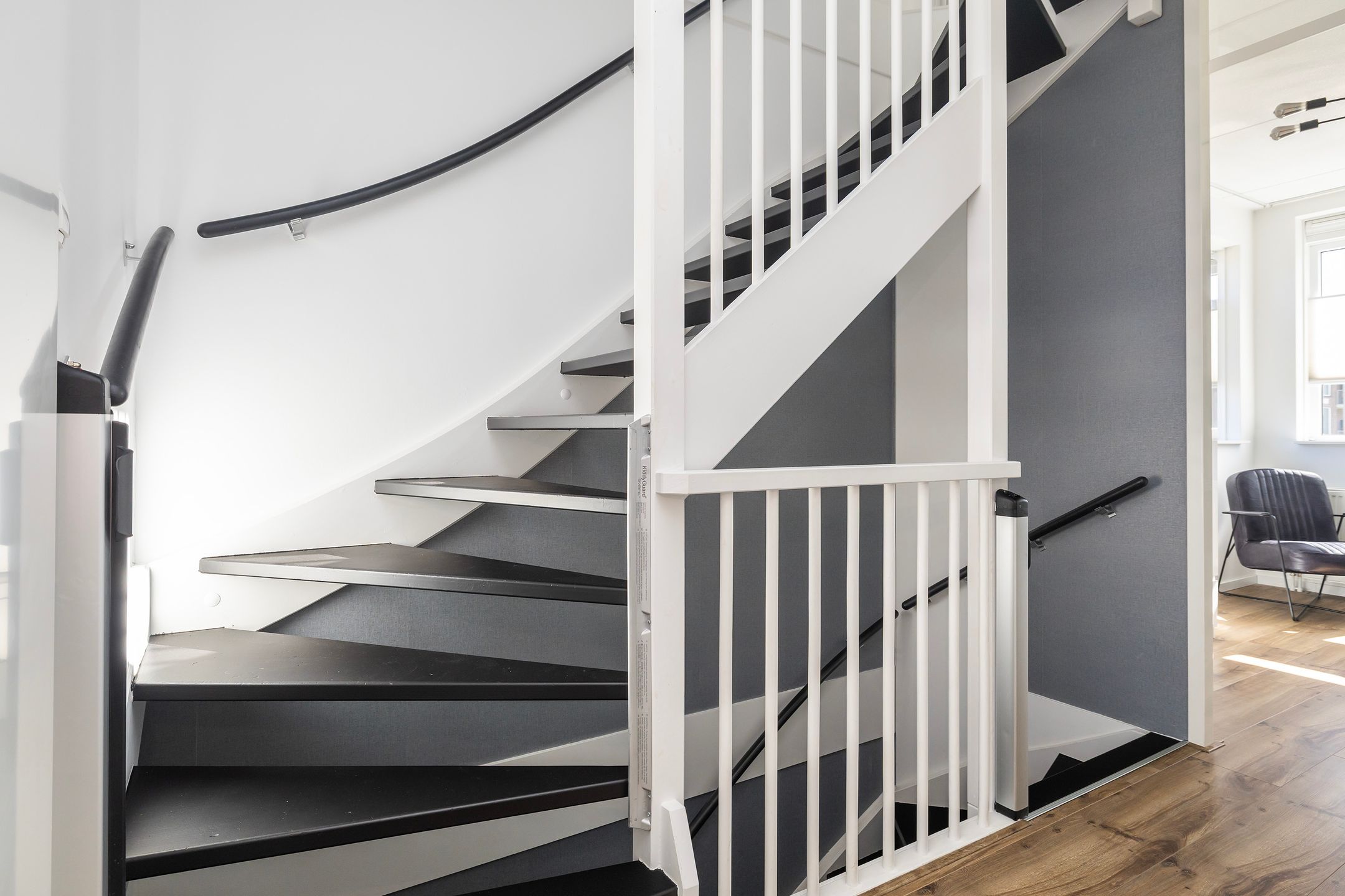 Modern corner house with 4 bedrooms and private parking in Vermeerkwartier — 24