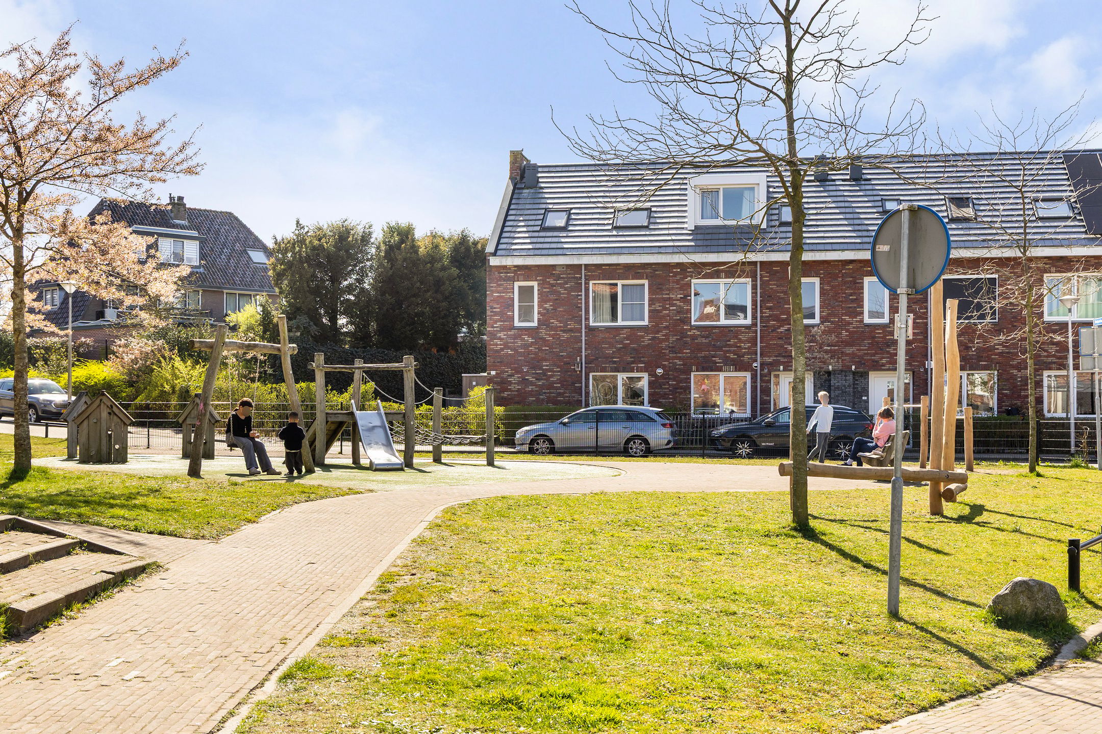 Modern corner house with 4 bedrooms and private parking in Vermeerkwartier — 36