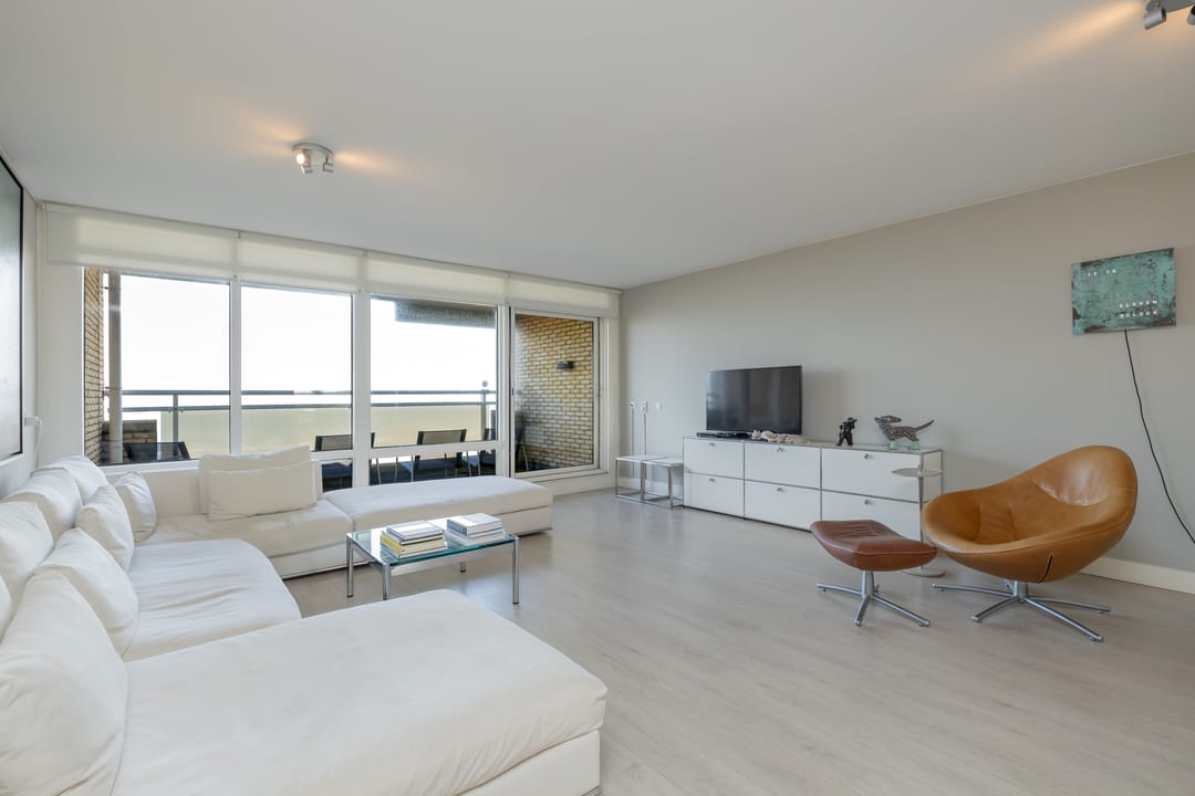 Spacious corner apartment with panoramic sea views and resort amenities — 23