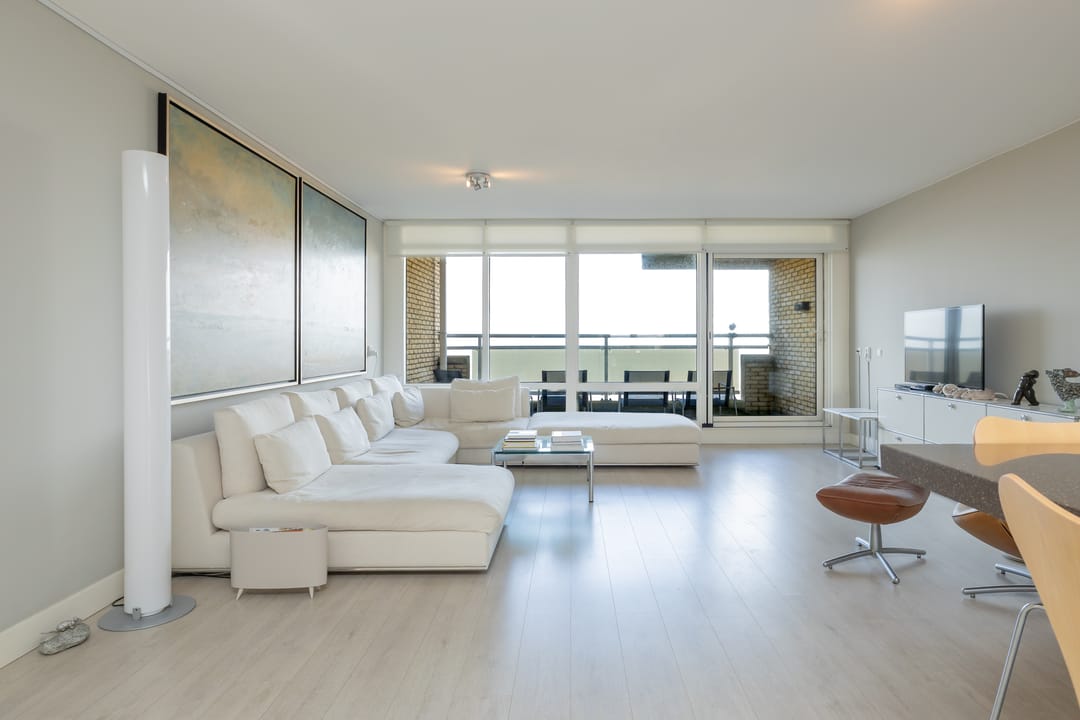 Spacious corner apartment with panoramic sea views and resort amenities — 22