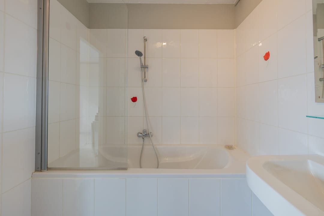 Spacious corner apartment with panoramic sea views and resort amenities — 17