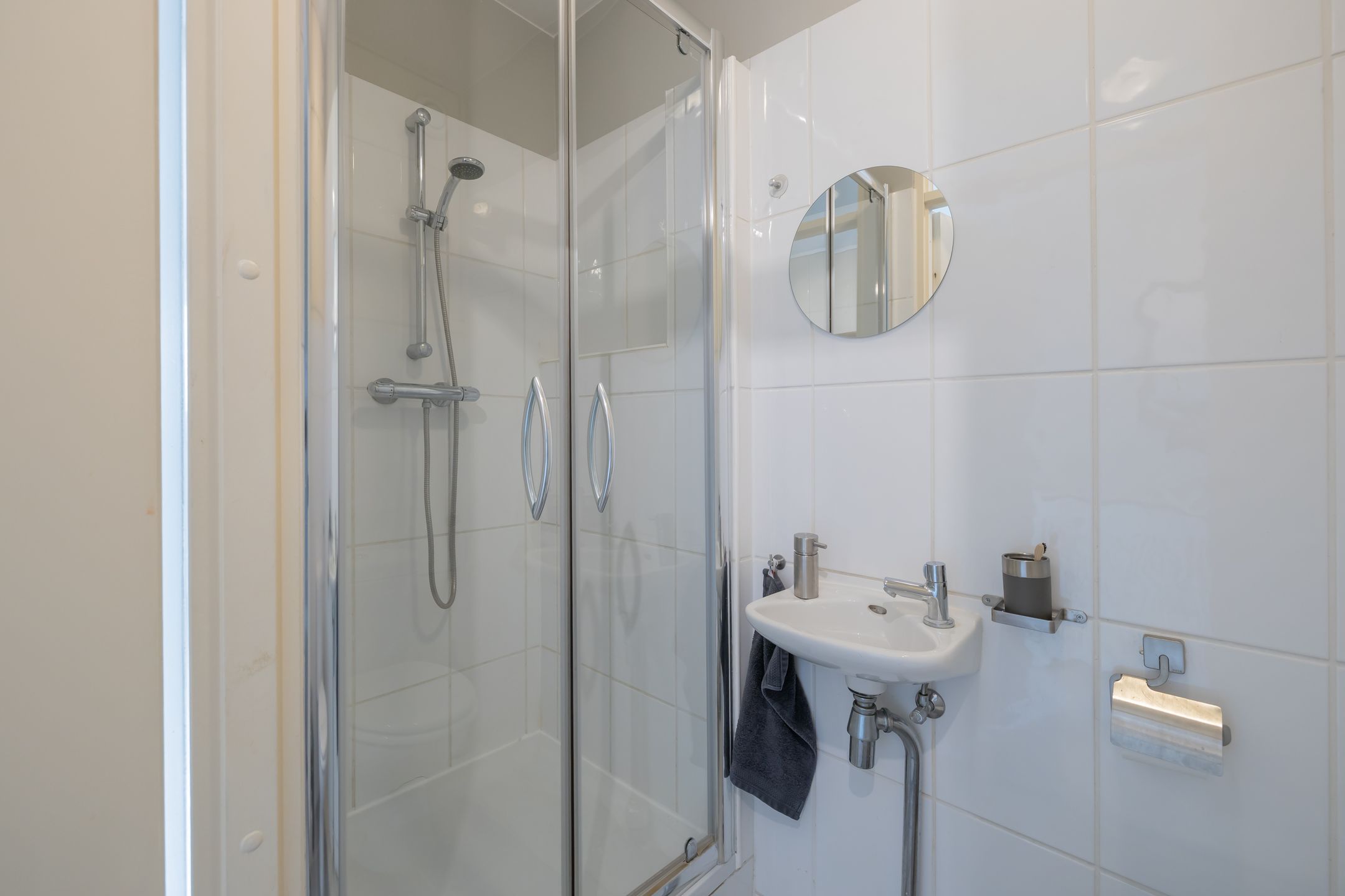 Spacious corner apartment with panoramic sea views and resort amenities — 21