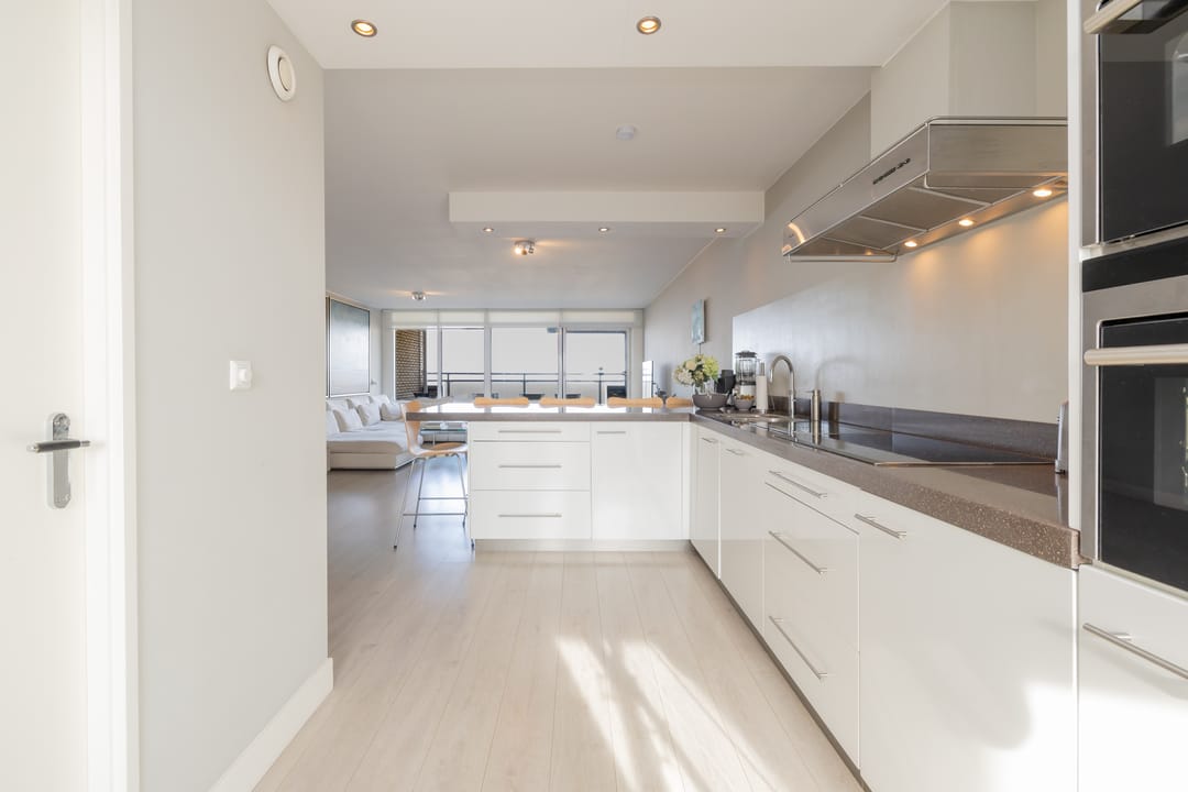 Spacious corner apartment with panoramic sea views and resort amenities — 28