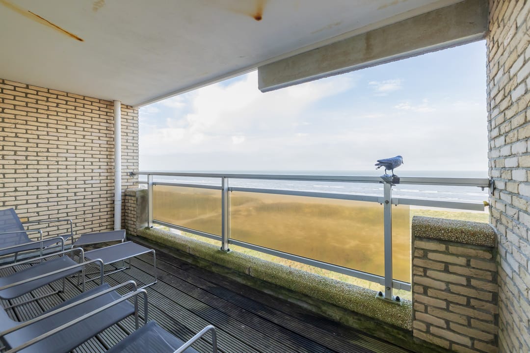 Spacious corner apartment with panoramic sea views and resort amenities — 32