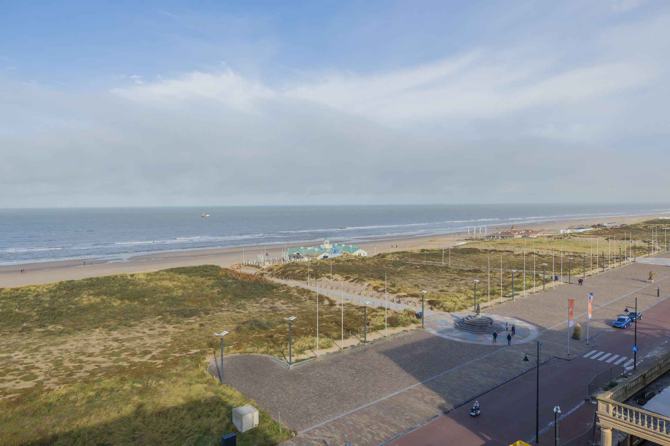 Spacious corner apartment with panoramic sea views and resort amenities — 36