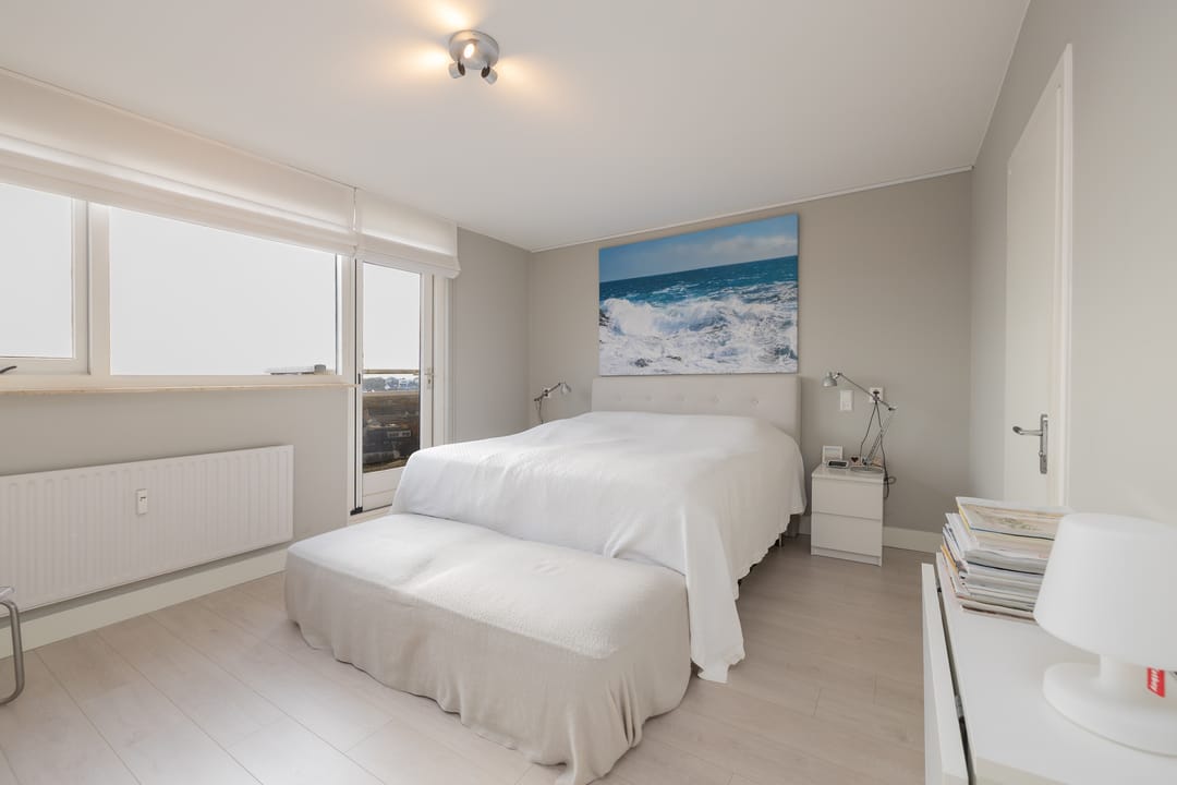 Spacious corner apartment with panoramic sea views and resort amenities — 13