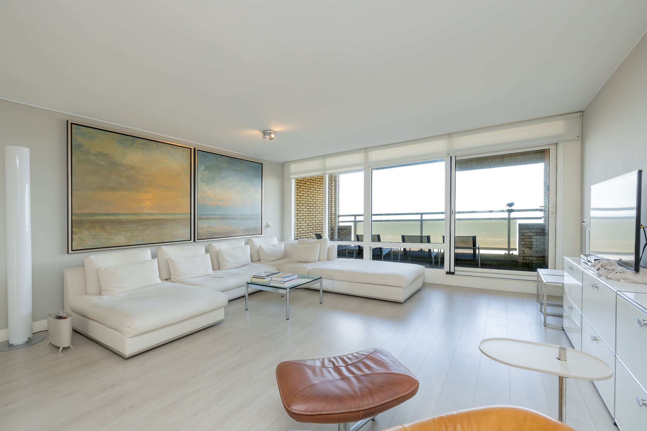 Spacious corner apartment with panoramic sea views and resort amenities — 24
