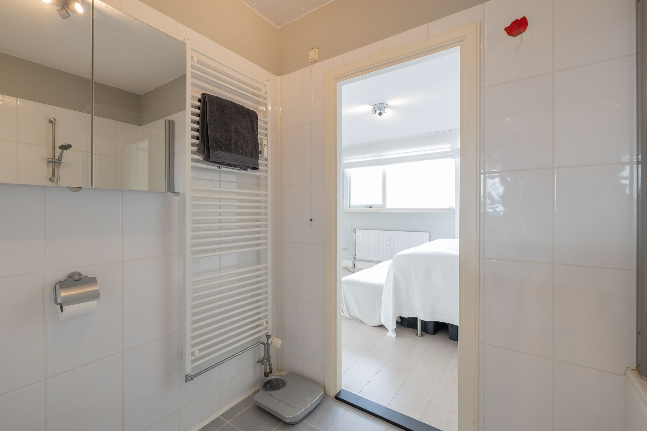 Spacious corner apartment with panoramic sea views and resort amenities — 18