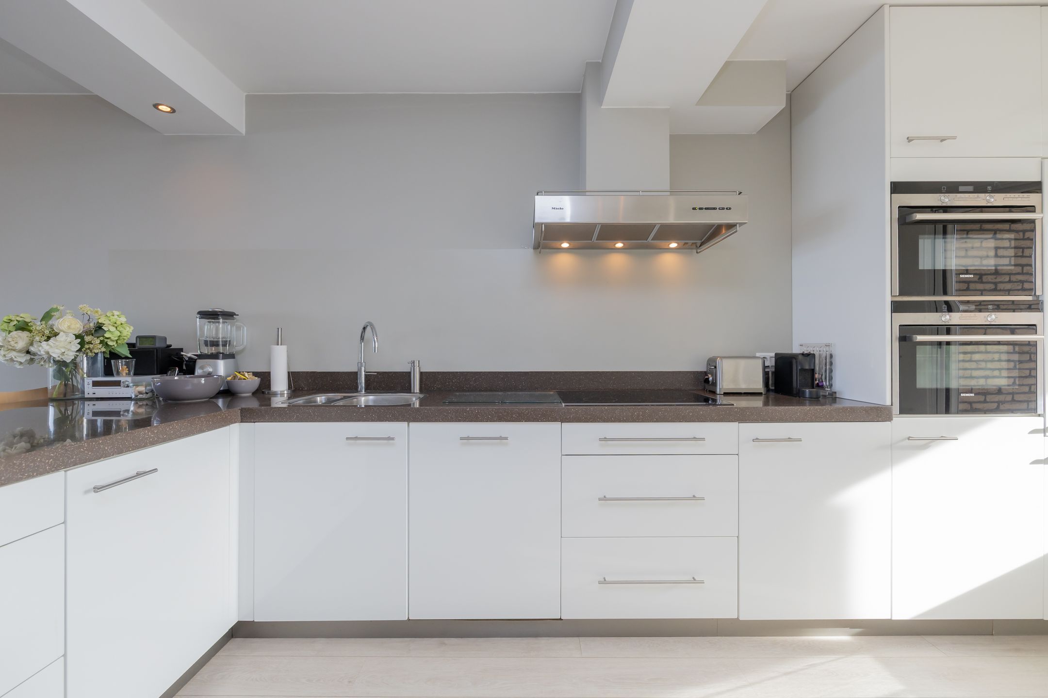 Spacious corner apartment with panoramic sea views and resort amenities — 27