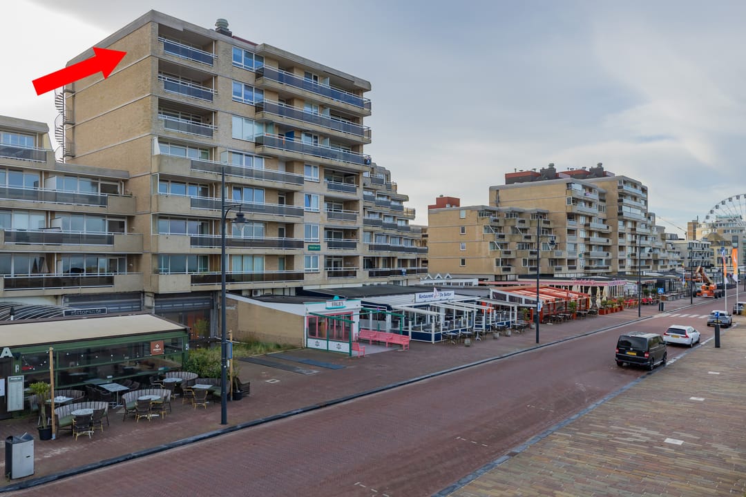 Spacious corner apartment with panoramic sea views and resort amenities — 41