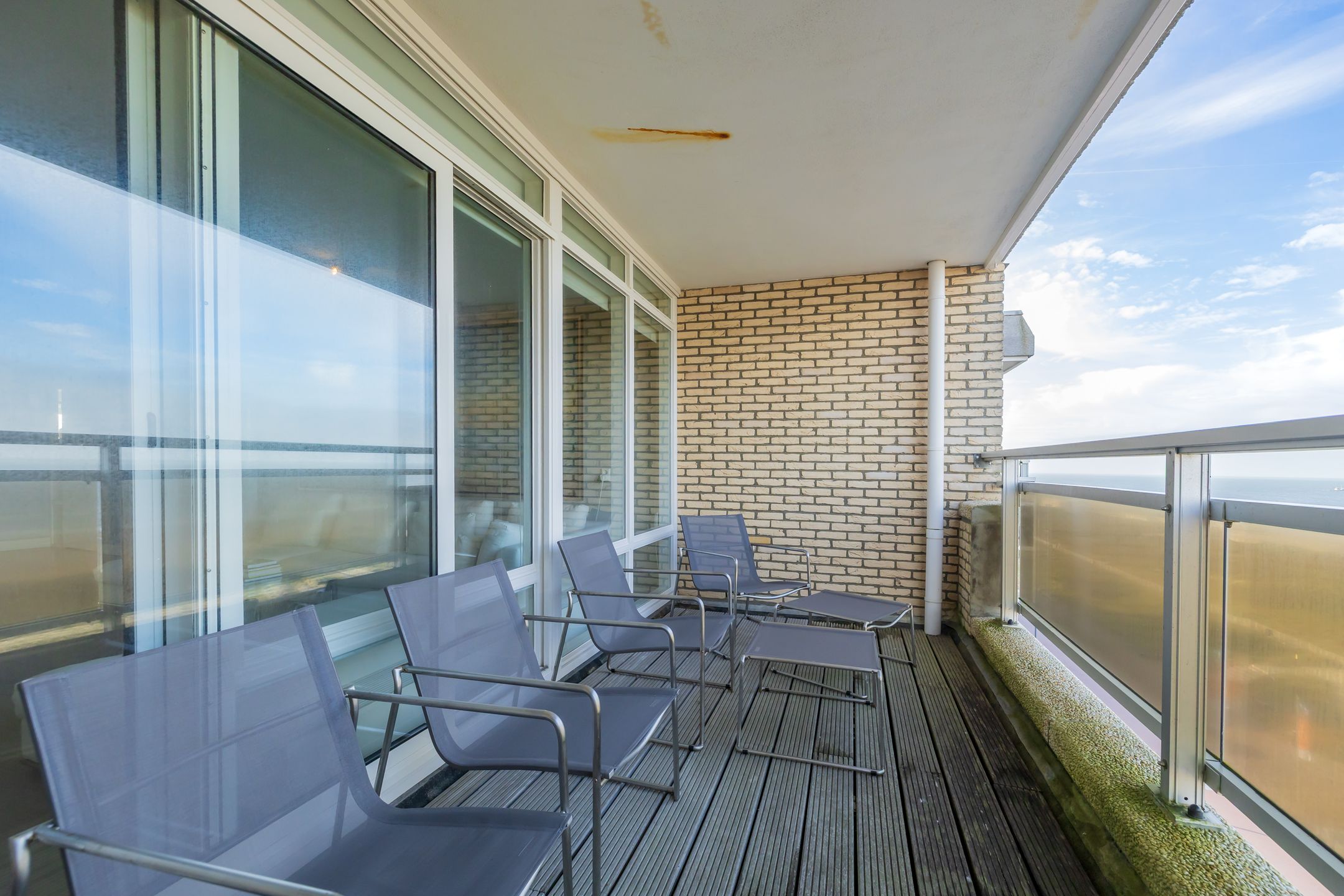Spacious corner apartment with panoramic sea views and resort amenities — 33