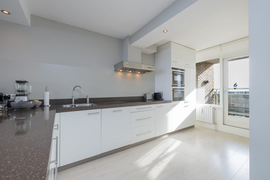 Spacious corner apartment with panoramic sea views and resort amenities — 26