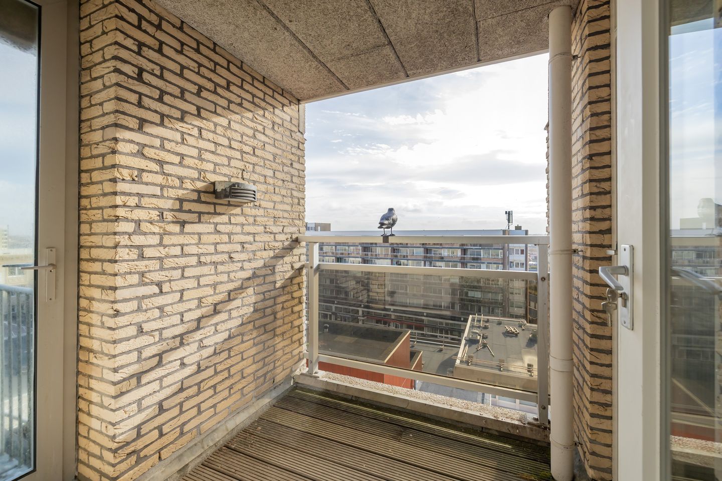 Spacious corner apartment with panoramic sea views and resort amenities — 29