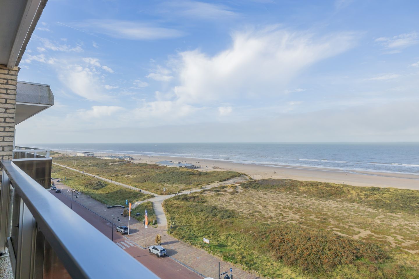 Spacious corner apartment with panoramic sea views and resort amenities — 34