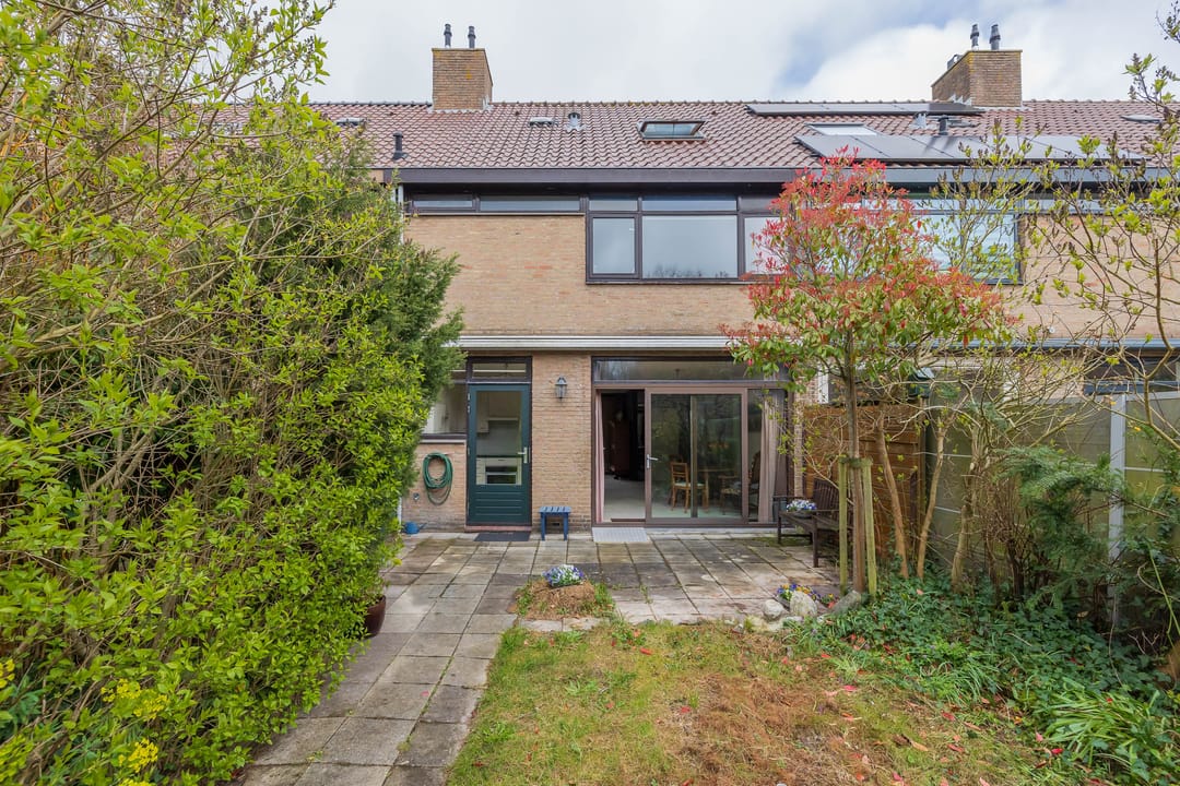 Family home with sunny southwest garden and garage in child-friendly Bennebroek — 16