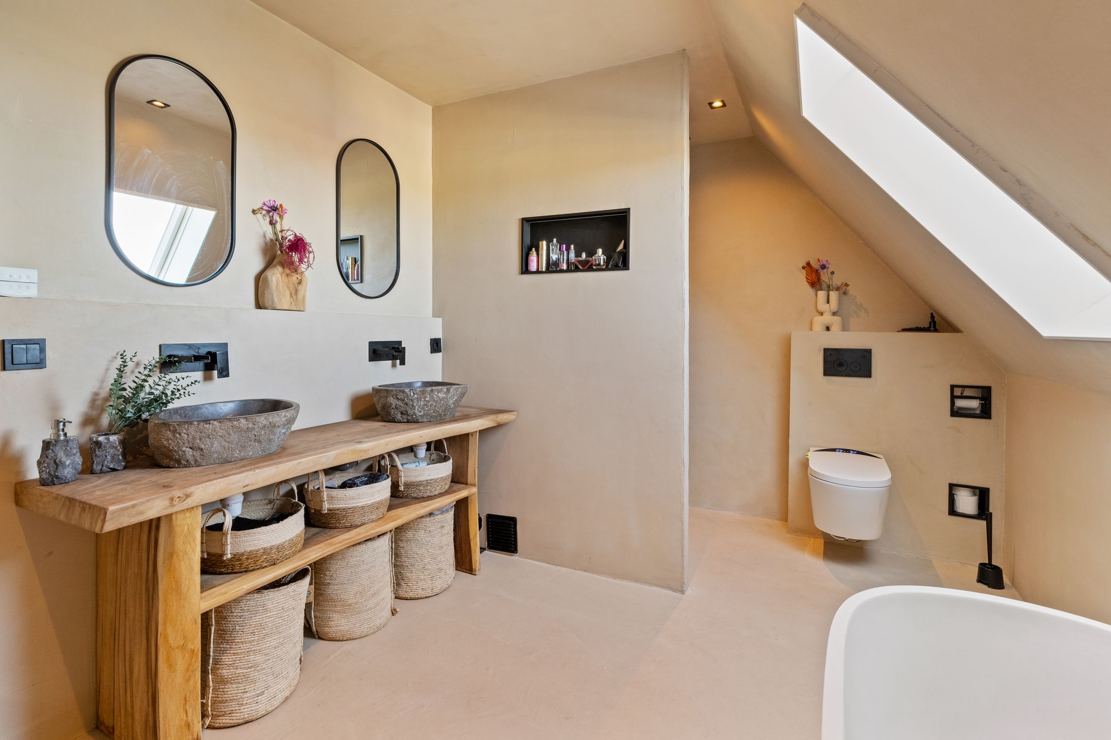 Luxurious New Villa with Pool and Tiny House near Flower Bulb Fields — 42