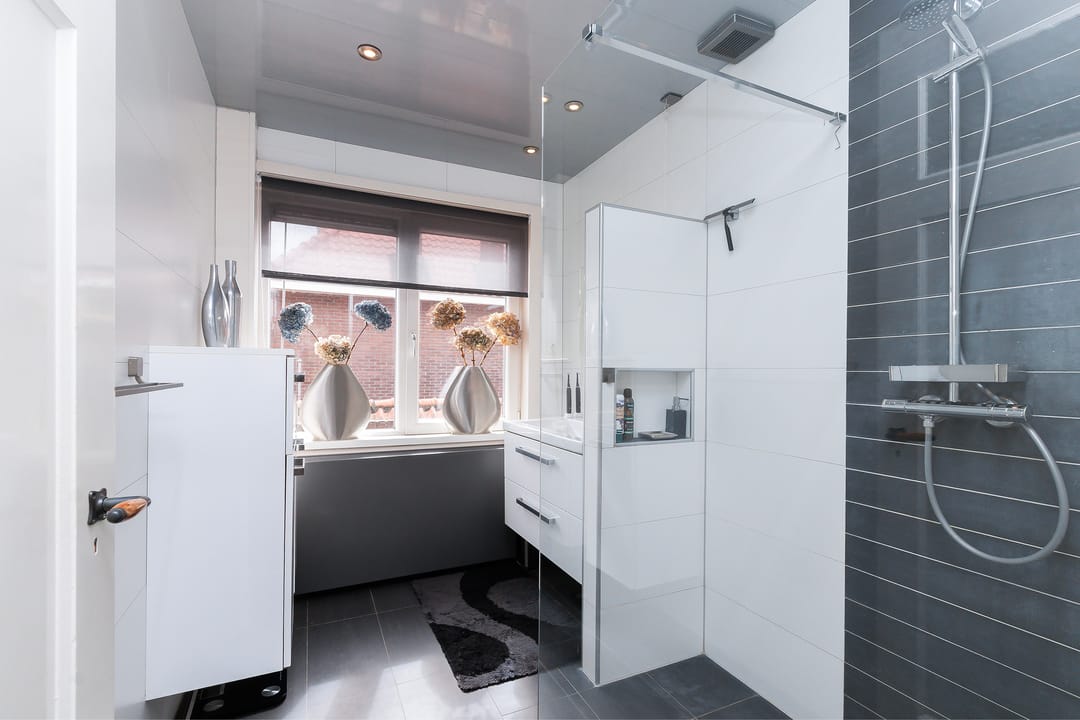 Spacious Modernized 1930s Bay Window Home with Southeast Facing Garden — 23
