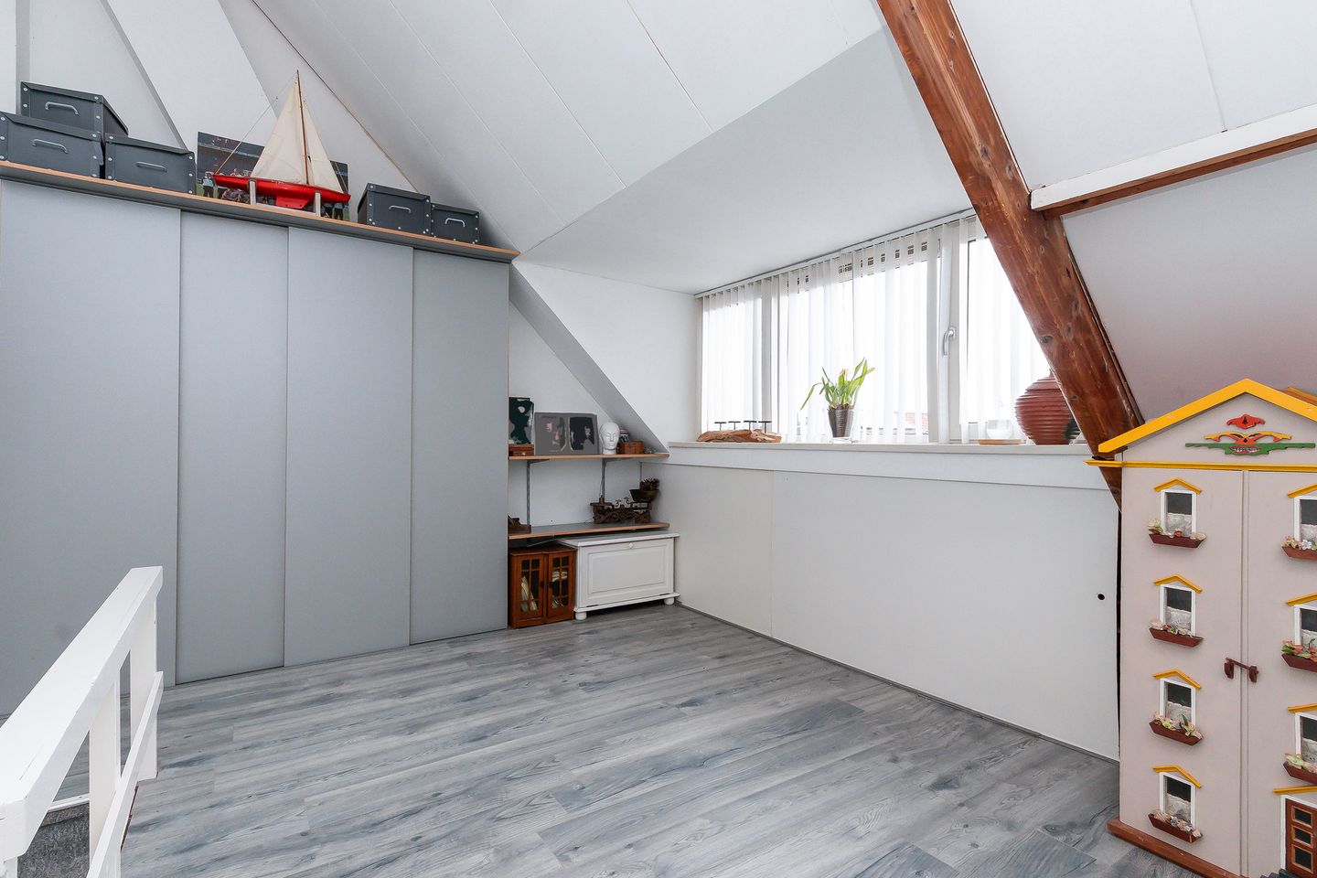 Spacious Modernized 1930s Bay Window Home with Southeast Facing Garden — 25