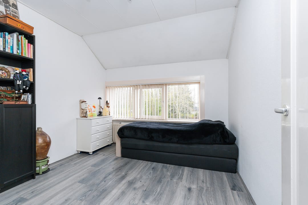 Spacious Modernized 1930s Bay Window Home with Southeast Facing Garden — 26