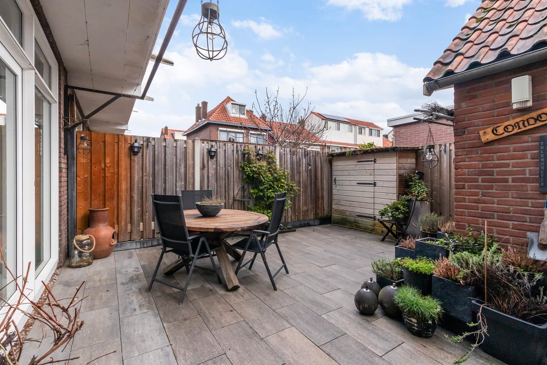 Spacious Modernized 1930s Bay Window Home with Southeast Facing Garden — 28