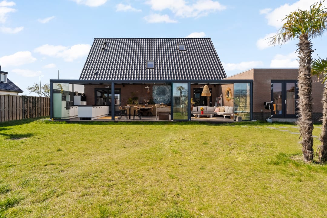 Luxurious New Villa with Pool and Tiny House near Flower Bulb Fields — 23