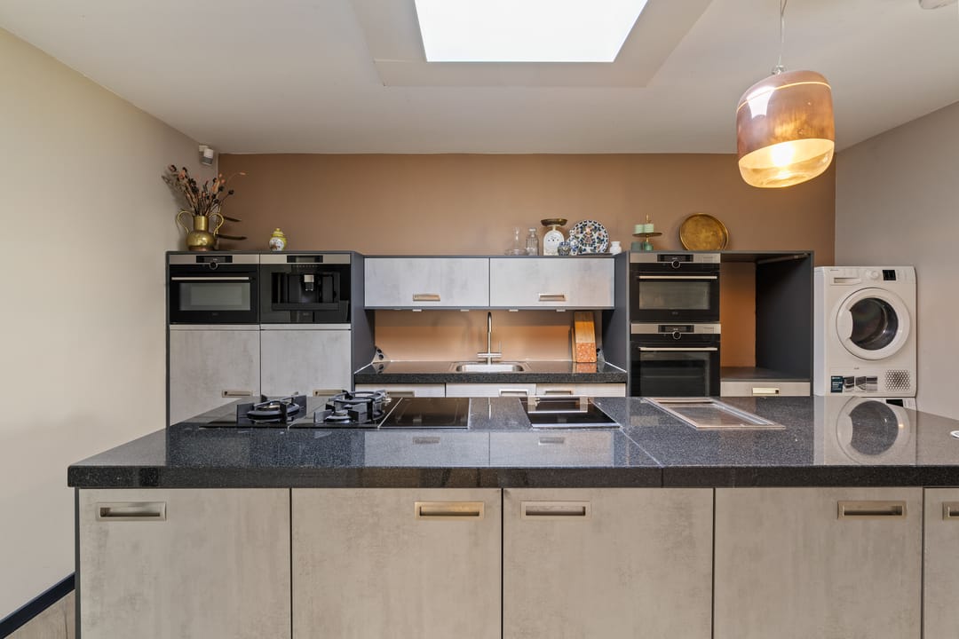 Luxurious New Villa with Pool and Tiny House near Flower Bulb Fields — 17