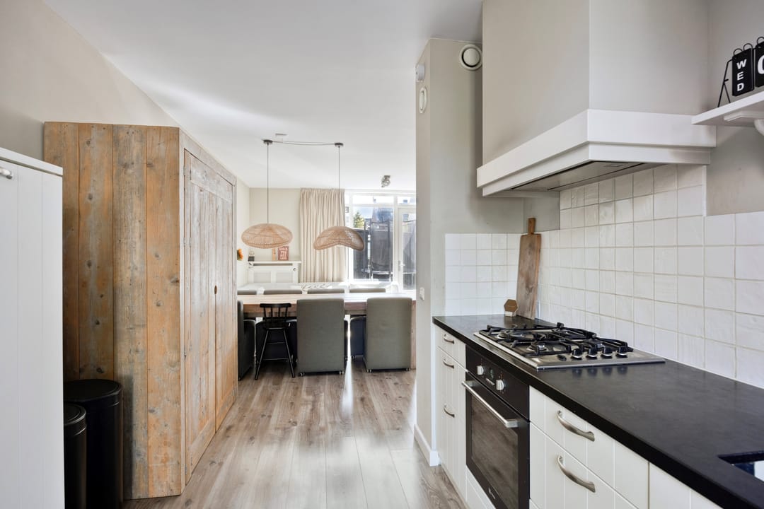 Modern family home with 5 bedrooms and plenty of living space — 13