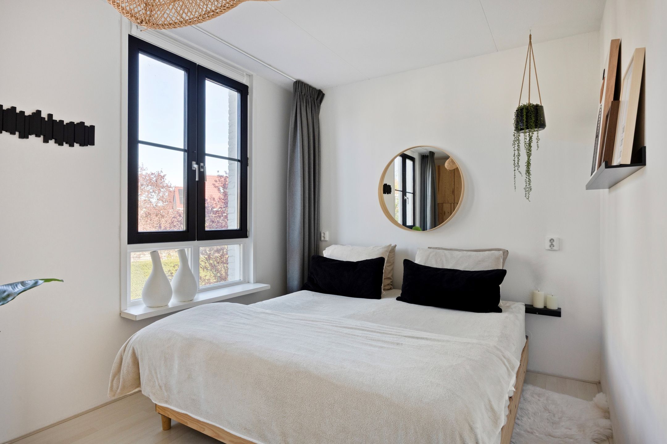 Modern family home with 5 bedrooms and plenty of living space — 15