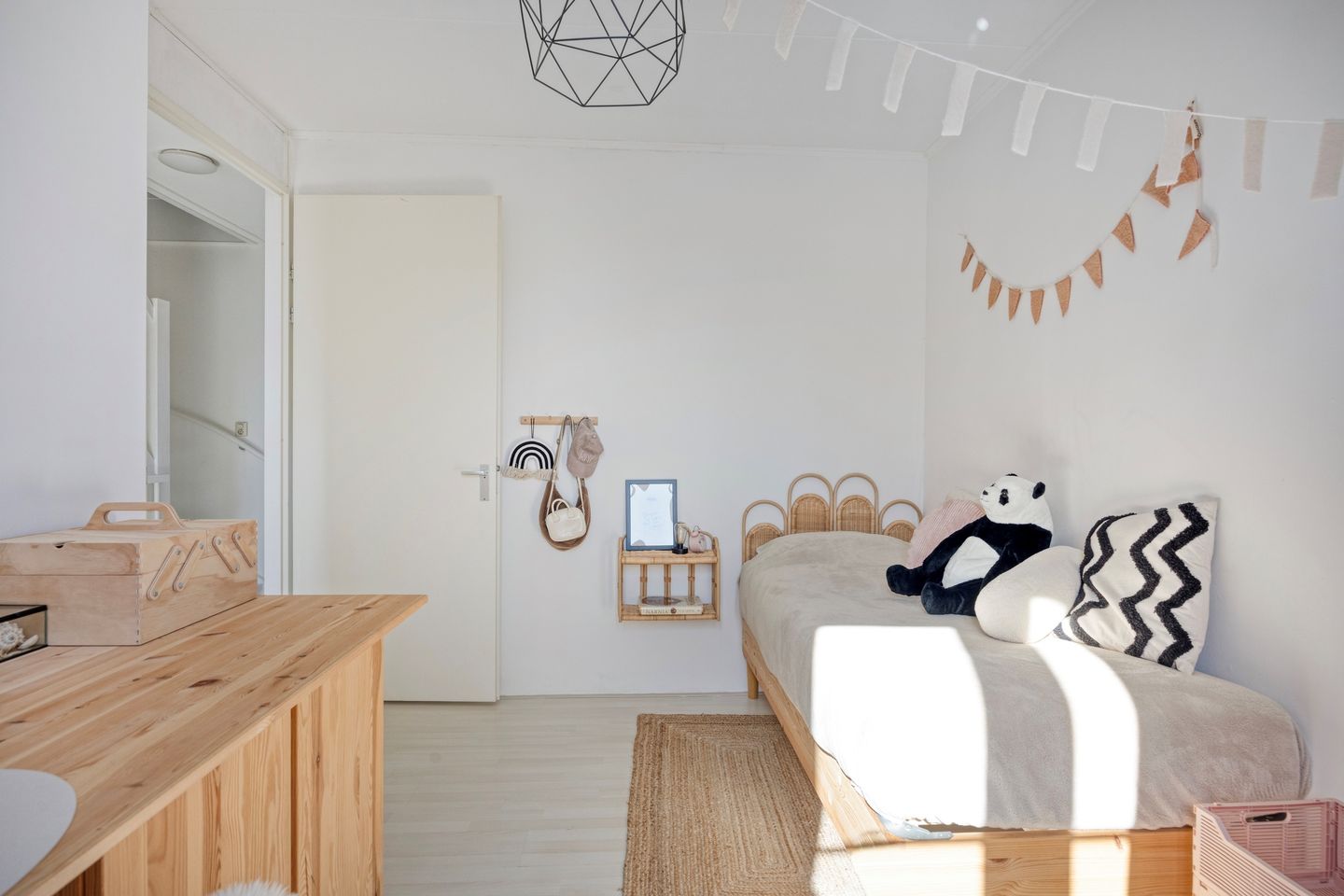 Modern family home with 5 bedrooms and plenty of living space — 20