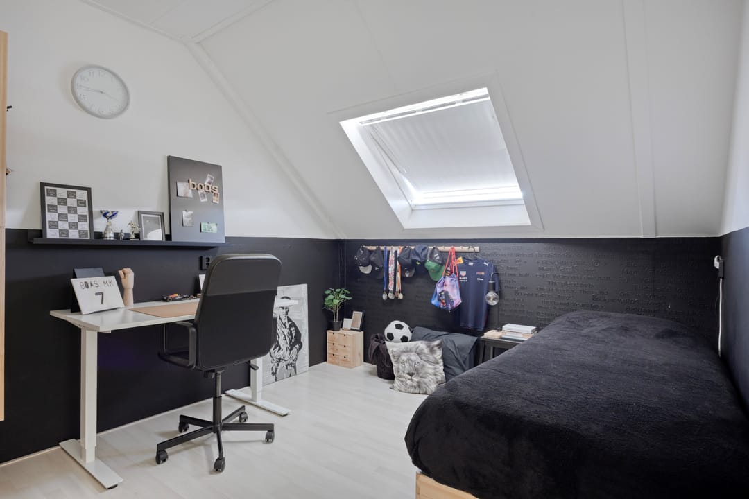 Modern family home with 5 bedrooms and plenty of living space — 26