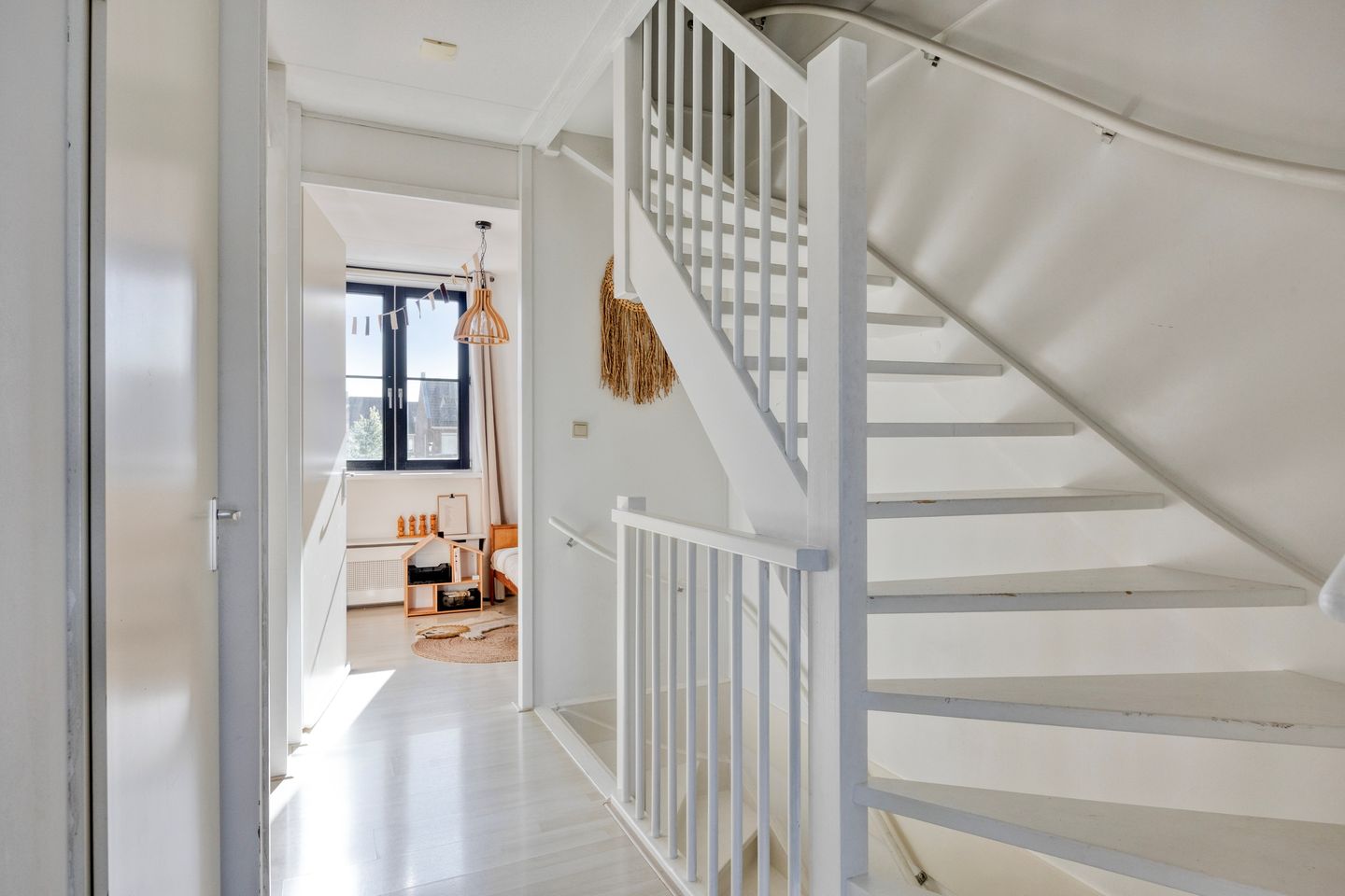 Modern family home with 5 bedrooms and plenty of living space — 14