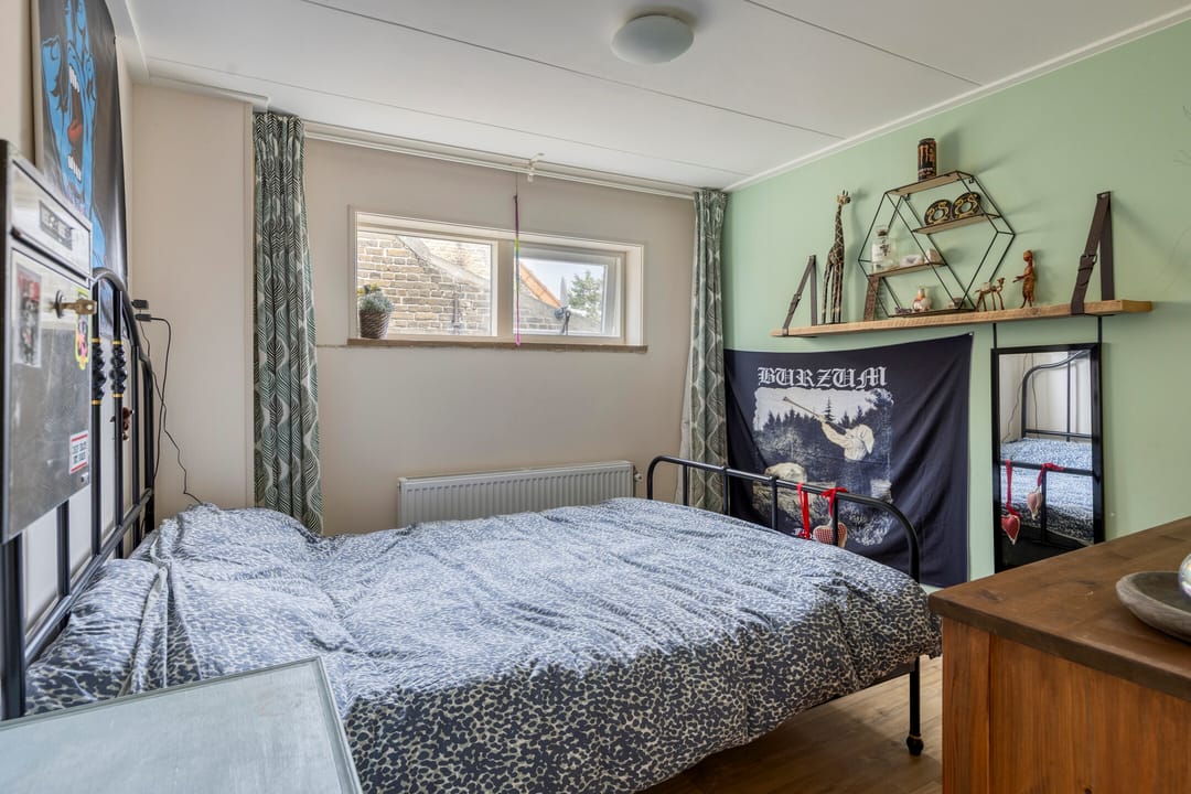 Spacious corner home with four bedrooms in Sommelsdijk center — 26