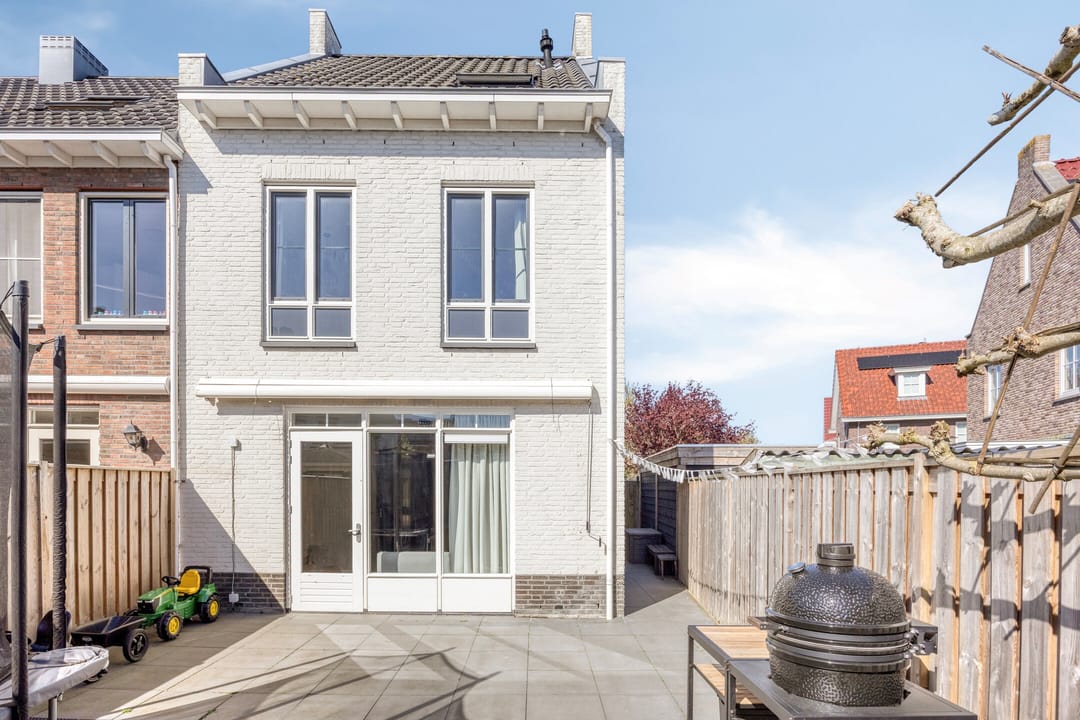Modern family home with 5 bedrooms and plenty of living space — 28