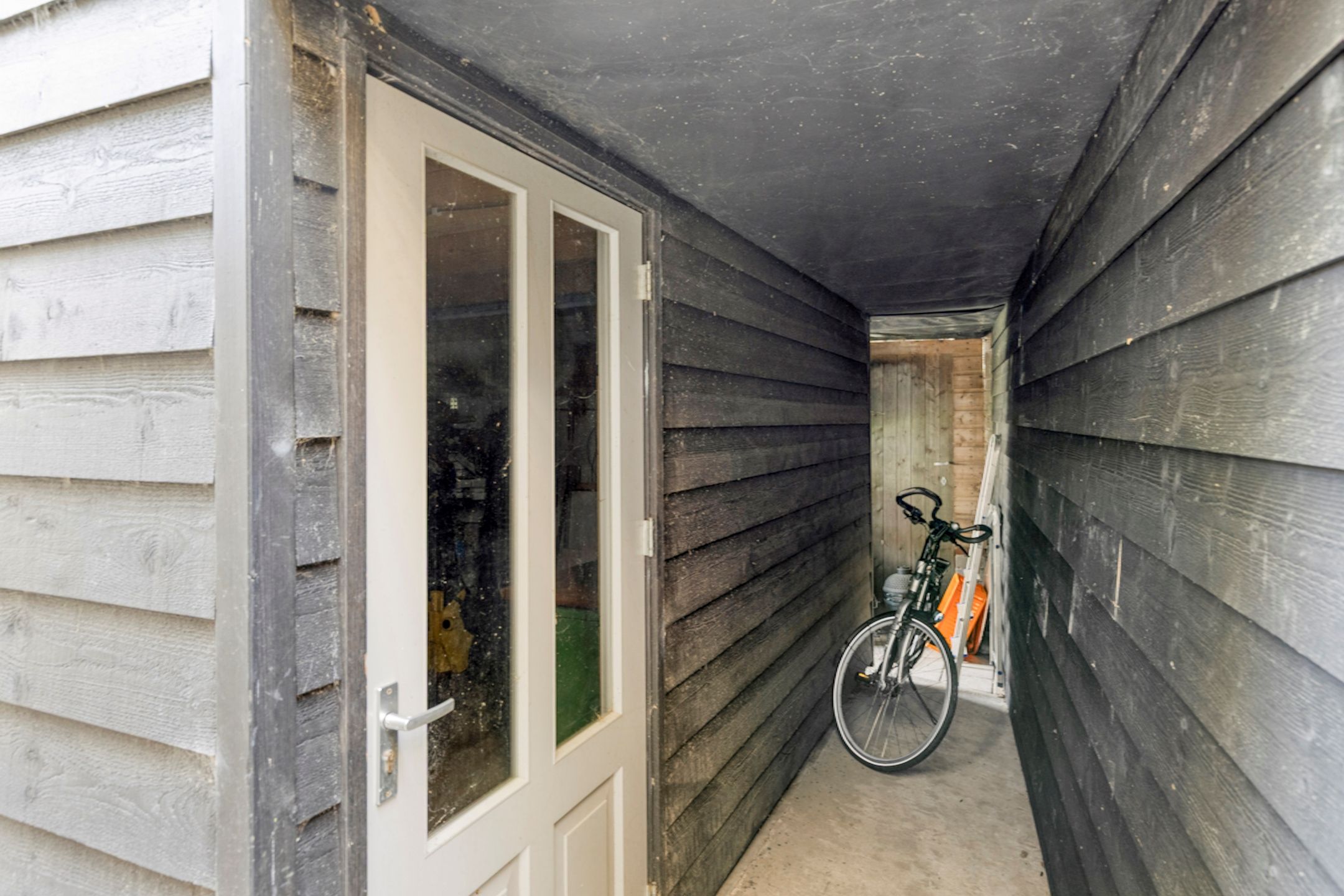 Spacious corner home with four bedrooms in Sommelsdijk center — 33
