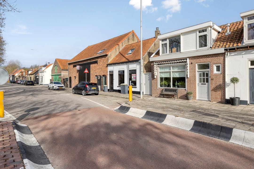 Spacious corner home with four bedrooms in Sommelsdijk center — 36