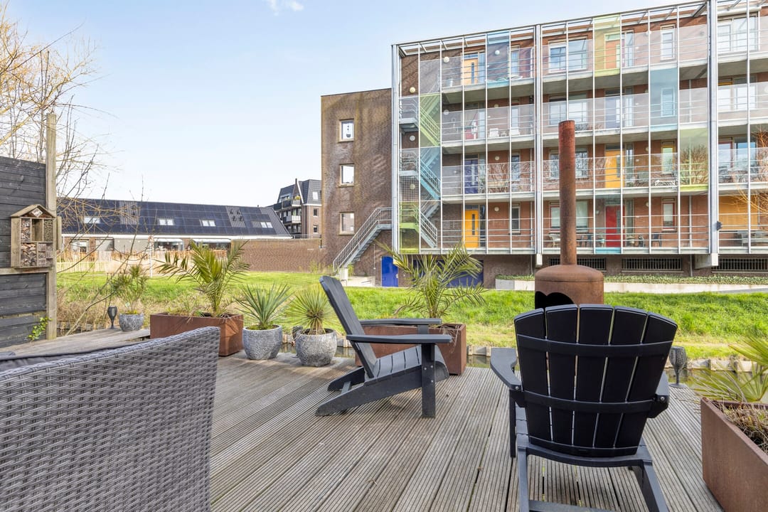 Spacious corner home with four bedrooms in Sommelsdijk center — 35