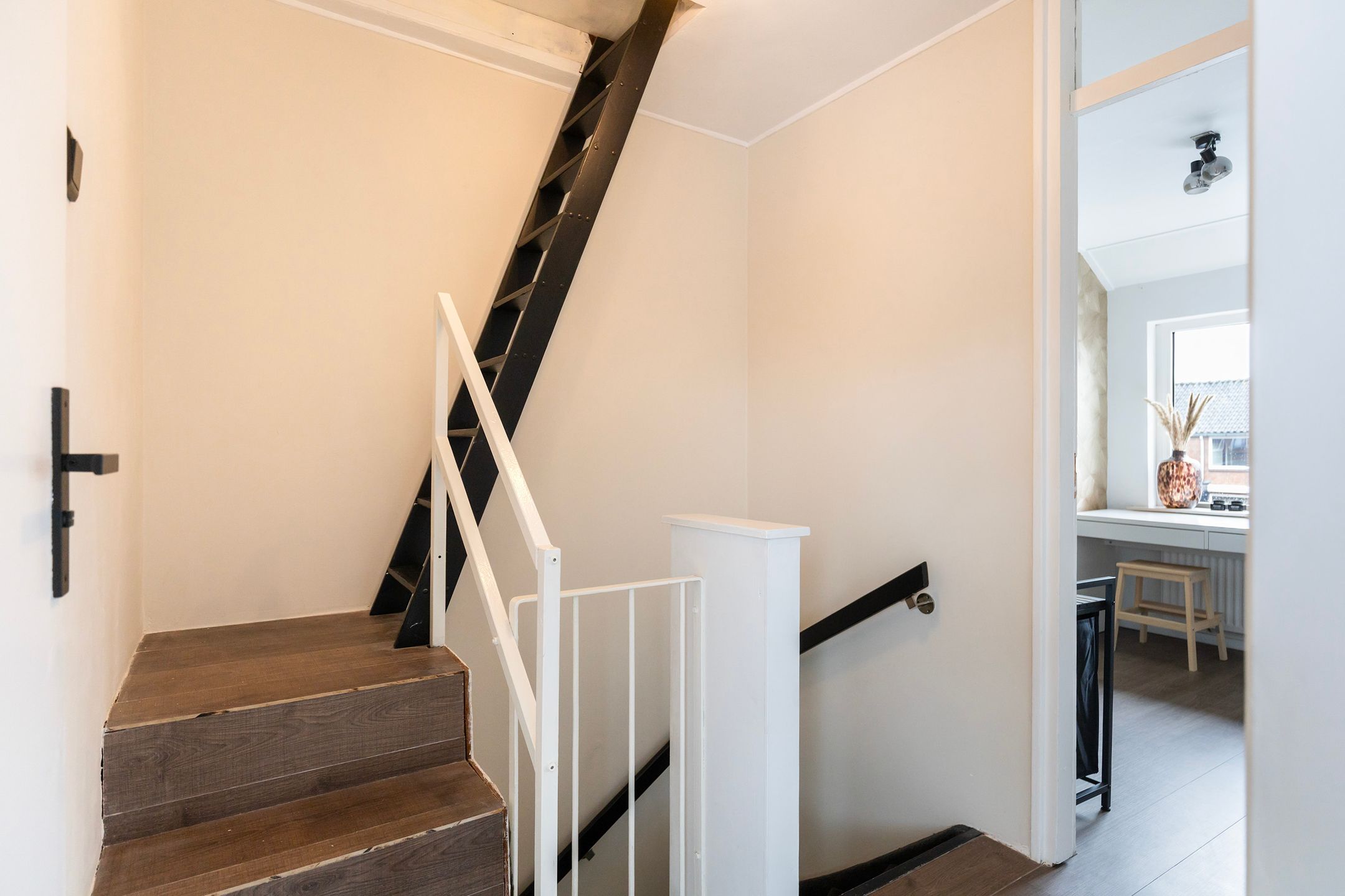 Foto 30 van J.D. van der Waalsstraat 23